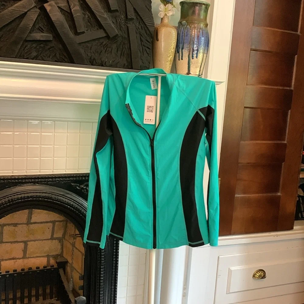 Attract Spirts long sleeve‎ swim top w/rashguard. Retail 50. NWT
